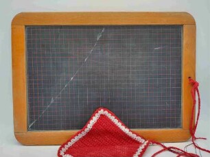 Schiefertafel - Atlas mit rot-weißem Läppchen