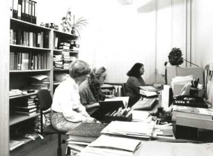 Dresden-Neustadt, Marienallee 12. Sächsische Landesbibliothek. Bibliothekarinnen bei der Titelaufnahme am Computer