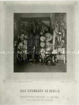 Ausstellung französischer Trophäen von 1813/1815 im Obergeschoss des Berliner Zeughauses