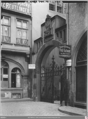 Eingang Saalgasse 33, Saalhof, links Saalgasse 29 (angeschnitten)