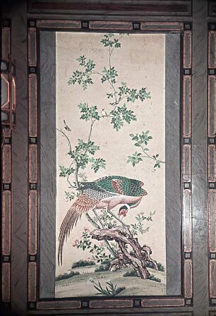 Fasane und exotische Vögel mit Pflanzen