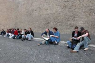Rom - Touristen in der Innenstadt : Touristen in der Innenstadt von Rom, aufgenommen im April 2004