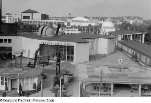 Pavillon der "Bleichert -Transportanlagenfabrik" (der SAG "Transmasch" zugehörig), der VEB Carl Zeiss Jena sowie der Volksrepublik Albanien aus der Vogelperspektive, Technische Messe 1953