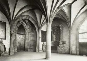 Frankfurt am Main, Kaiserdom : Frankfurt (Main). Kaiserdom St. Bartholomäus. Vorhalle zum nördlichen Turmportal
