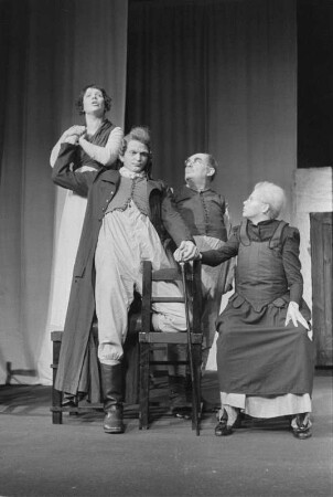 Szenenbilder aus "Die deutschen Kleinstädter", Schauspiel von August von Kotzebue. Volksbühne Berlin, 08.10.1976 (Premiere 10. Oktober 1976) : Mit Michael Gwisdek, Ursula Karusseit, Walfriede Schmitt, Werner Senftleben, Ruth Glöss, Marion van de Kamp, Wilfried Ortmann, Bodo Krämer, Erich Brauer, Harry Merkel, Klaus Mertens, Winfried Wagner, Karin Ugowski, Peter Marx