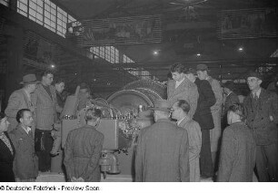 Besucher an einem Ausstellungsobjekt Maschine) der Technischen Messe