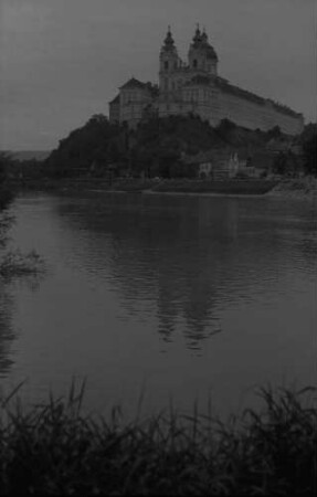 Melk: Stift, Vordergrund Donauarm