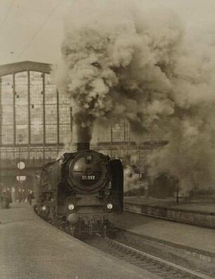 Hamburger Hauptbahnhof mit Lokomotive