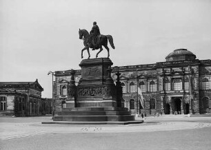 Dresden, Gemäldegalerie, Ansicht vom Theaterplatz aus mit Reiterstandbild