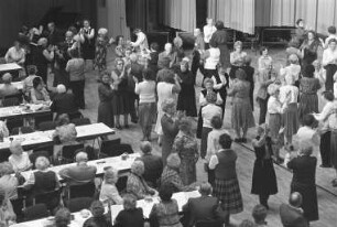 "Gemeinschaft für Seniorengymnastik und -tanz e.V. Karlsruhe". Offener Tanznachmittag in der Badnerlandhalle