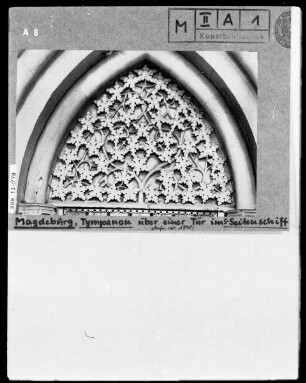 Portal zur Sakristei — Tympanonrelief mit Blattwerk