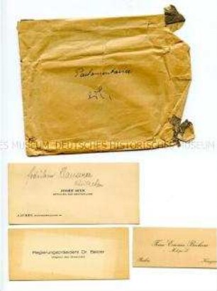 Umschlag mit 18 Visitenkarten aus dem Büro des Reichskanzlers Wilhelm Marx, Umschlag mit eigenhändiger Aufschrift "Parlamentarier" - Sachkonvolut