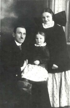 Familienfoto aus der Oberlausitz : Kleidung - katholische Tracht. Ort: Hornja Łužica / Oberlausitz. Familienfoto