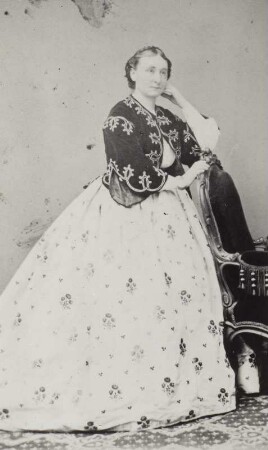 Porträt Antonie Wilhelmi (1826-nach 1890; Schauspielerin). Albuminabzug auf Karton (Carte-de-visite mit Atelieraufdruck verso)