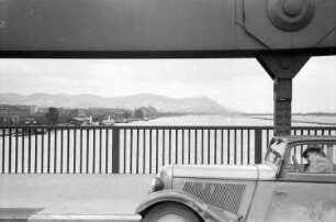 Wien: Blick von der Reichsbrücke auf den Kahlenberg, Vordergrund Brückenträger