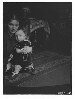 Elfriede Apel mit ihrer Tochter Friederike
