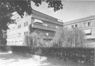 Wohnblock : Wohnblock (um 1930), wahrscheinlich in Dresden. Rückseitige Eckansicht mit Balkonen und Grünfläche