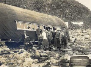 Spitzbergen. Smerenbergbucht. Touristen und Besatzungsmitglieder eines Kreuzfahrtschiffes vor der Wellmannhütte