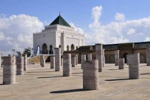 Mausoleum in Rabat : Blick über die Gedenkstätte am Hassan-Turm in Rabat zum Mausoleum für König Mohammed V, aufgenommen am 06.11.2008