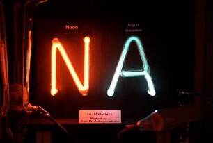 Neon-Leuchtbuchstaben mit den Gasen Neon und Argon-Quecksilbergemisch gefüllt