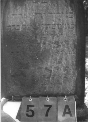 Grabstein 57 (Index: 99786674) Zustand: Inschrift stark verwittert Maße HxBxT: 85x40x15 cm: Grabstein 57A