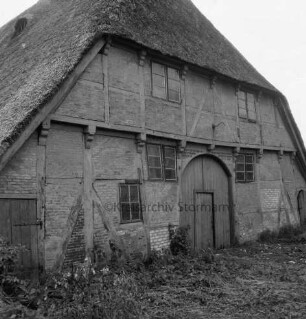 Jenfeldtsches Bauernhaus: Mühlenstraße: Fachwerkhaus mit Reetdach von 1634: davor Sträucher und verkrautete Grünfläche