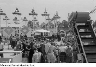 Besucher auf dem Ausstellungsgelände mit landwirtschaftlichen Maschinen und Geräten