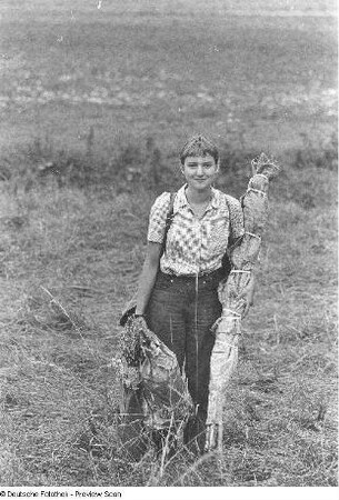 Jana Richter mit gesammelten Pflanzen auf einer Wiese, aufgenommen in Eisenach