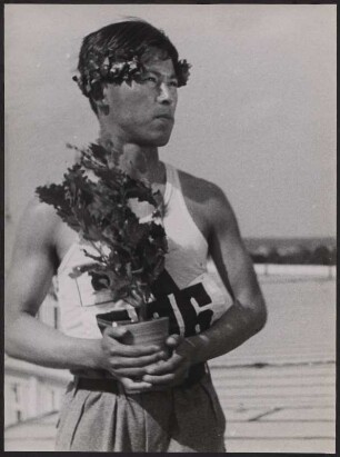 Portrait vom japanischen Dreisprung-Olympiasiegers Naoto Tajima 1936 in Berlin