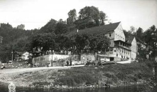 Rathen-Niederrathen, Nr. 5 b. Fremdenhof Erbgericht (Bezeichnung 1894). Blick über die Mündung des Grünbaches nach Nordnordwest gegen Mönchstein und Burg Altrathen