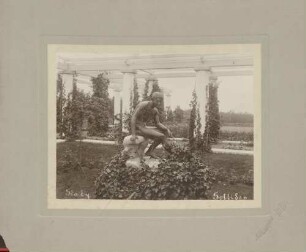 Schloß Soliden, Bronzefigur im Garten mit Arkaden.