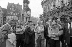 Bremen: Journalistengruppen vor dem Roland