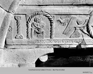 Thronende Madonna mit Kind und Engel, die das IHS tragen