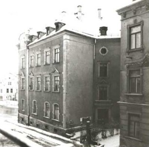 Reichenbach (Vogtland), Burgstraße 1. Wohnhaus (um 1895). Straßenansicht mit Hauseingang