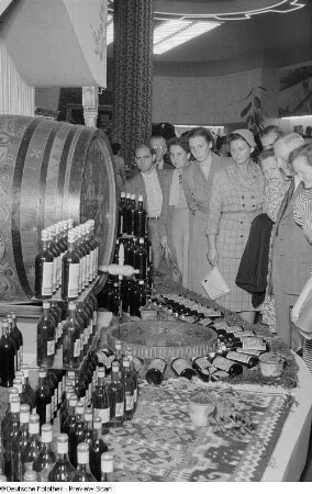 Alkoholika der bulgarischen Sektion auf der Leipziger Herbstmesse 1954