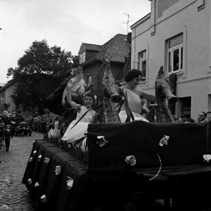 Karpfenfest: Umzug: Matthias-Claudius-Straße / Ahrensböker Straße (hinten): Festwagen, Neptun, Nymphen, Seepferdchen: hinten weiterer Festwagen: hinten links "Hotel Stadt Hamburg", Einmündung Paul-von-Schoenaich-Straße, Zuschauer, 8. Oktober 1961