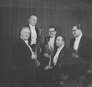 Gruppenaufnahme vom Bläserquintett der Staatskapelle (Prof. Fritz Rucker)
