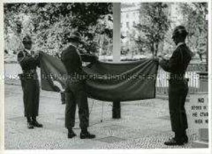 Amerikaner hissen vor dem Kontrollratsgebäude die sowjetische Flagge