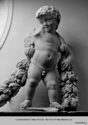 Verkündigungsaltar : Ghirlandentragender Putto (auf der rechten Seite des Gesimses)