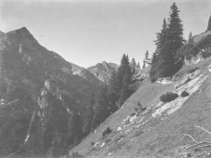 Berghang mit Kapelle : Blick auf einen Berghang mit einer Kapelle