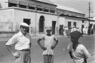 Reisefotos Haiti. Straßenbild mit einem Toursiten und Einheimischen (vielleicht in Port-au-Prince)