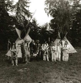 Indianistik-Gruppe : Indianistik-Gruppe des Kulturbundes der DDR, Ortsgruppe Hohenstein-Ernstthal. Gruppe in Pfadfinder- und Indianertrachten vor Wigwams