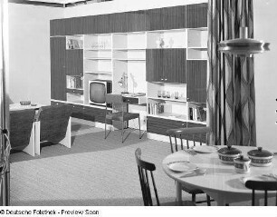 Anbauwand : Musterwohnzimmer. Anbauwand mit Arbeitsplatz, Sitz- und Eßgruppe