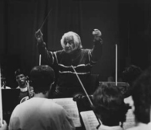 Sergiu Celibidache (1912-1996; Dirigent) beim Dirigieren. Salzau, 1987