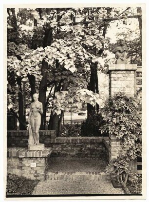 Ausstellungsgarten Jubiläums-Gartenbau-Ausstellung 1926, Dresden: Der kommende Garten: Plastik und Lindenbusch an der Gartentreppe, Abschnitt 4