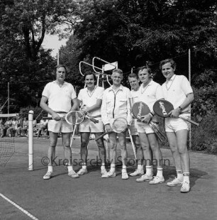 Tennis: Kreisturnier: Tennisplatz des Tennis- und Hockey-Clubs "Blau-Weiß" e.V.: Spielergruppe: hinten Sitz des Schiedrichters, Zuschauer, Hecke, Bäume