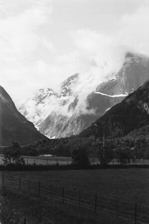 Gletschertal : Von einem Gletscher geformtes Tal. Im Hintergrund ein Bergmassiv.