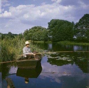 Spree-Havelland. Alte Spree bei Hangelsberg mit Angler
