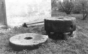 Dresden-Gönnsdorf. Mühlsteine