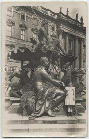 Kind vor dem Neptun-Brunnen am Berliner Schloss